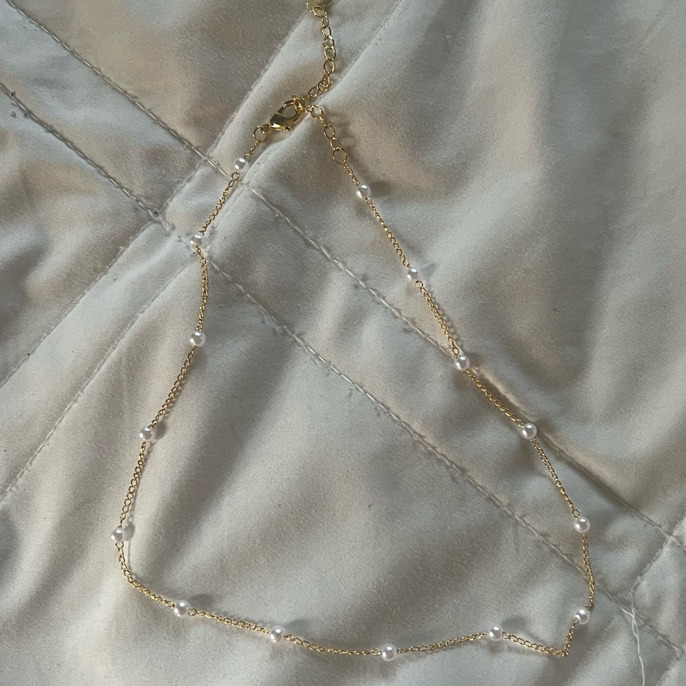 Elegant Gold and Pearl Necklace